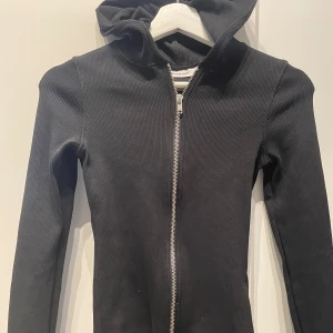 Tight zip up tröja  - Säljer nu min zip-up tröja. Änvänd ett få tal gånger.