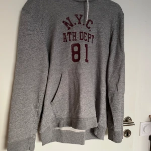 Lång Hoodie  - Välanvänd 