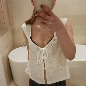 Supersöt tröja från gina tricot!  - Köpte denna tröja på plick men den vsr tyvärr för stor,  inga defekter och i mycket bra skick, storlek L men skulle passa M också. 