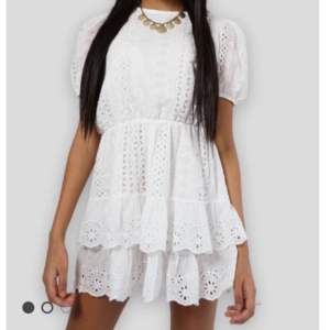 Intressekoll på denna jättefina klänningen från meet me there!!  Köpte förra sommaren men använd få tal gånger, finns inte att köpa på hemsidan💕skriv prisförslag, säljer vid bra bud🌟(Säljer även i blå) 