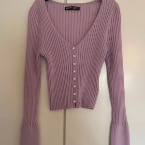 Lila ribbad tröja topp kofta cardigan pärlor stenar detaljer stockholmstil stockholmsstil coquette - En lila kofta med pärlknappar. Väldigt mjuk & skön!  Fint skick, sparsamt använd.