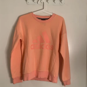 Rosa Adidas tröja🩷 - Ljus rosa adidas tröja, använd få gånger