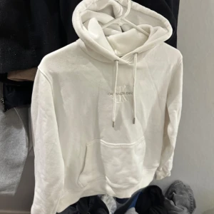 Hoodie - Hoodie ifrån Calvin Klein den är knappt använd men lyckas få två fläckar som jag tagit kort på dock syns dom knappt💞 