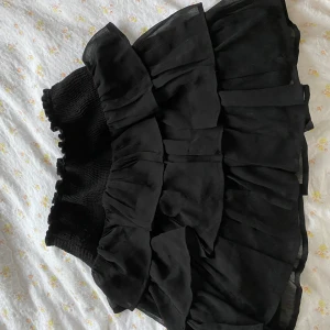 Snygg volangkjol - Påsydd resår så den sitter tightare - passar S!🤩