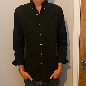 Ralph Lauren skjorta - Storlek S, Ralph Laren skjorta i svart med lila häst. Bra skick, nypris ca 1 200kr