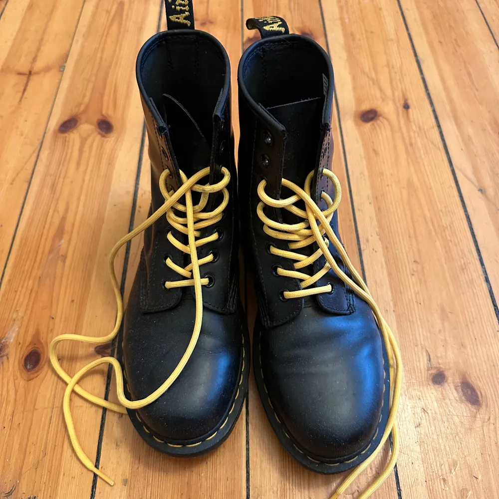 pretty much unused only worn a couple of times so basically brand new condition  only yellow laces (don’t have the original black ones anymore)  size 38 bought in England. Skor.