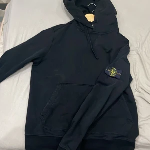 Svart stone istland hoodie - Tröjan är i helt okej skick då den är rätt så använd. Tröjan har inga fläckar eller hål. Tröjan är äkta kontakta mig för info/biler eller bevis på att den är äkta