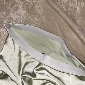 Kjol - En lång kjol med fint fall (finns även i blå på sidan) Aldrig använd 💚