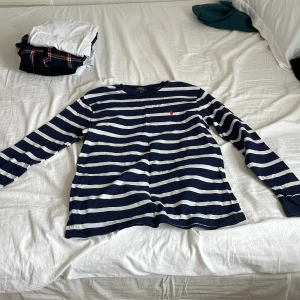 Äkta polo Ralph lauren tröja  - En polo tröja äkta. Fick den,den är för liten och 10/10 Skick. Och det är en kill modell men är för kille och tjej skriv för mer frågor 