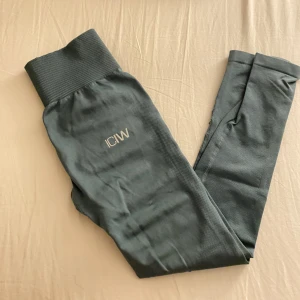 ICIW TIGHTS  - säljer då dom inte kommer till användning💖super fina men har en liten defekt vid inre benet som man ser på bild 2 och 3, dock inget som syns💖