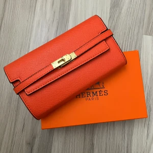 Liten väska  - Den fint  väska till sommar.(liten) Om intereserad skriv mej.