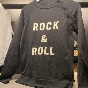 Säljer en svart rock & roll tröja från Zadig Voltaire 