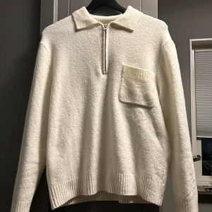 Stickad tröja  - Fräsch stickad tröja från Zara  Använt den fåtal gånger  Skick 9,5/10