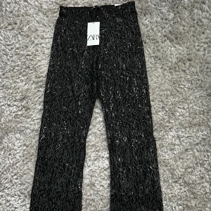 Festbyxor zara - Säljer mina helt oanvända glitterchock från zara då de inte kommer till användning . Passar xs-m💕