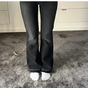 Lågmidjade jeans - Supersnygga Lågmidjade grå jeans🩶säljer då de tyvärr inte passade mig. Midjemått: 34 Innerbensläng: 74🩷Hör gärna av er vid frågor🩷(lånade bilder) 