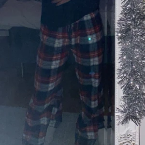 Pyjamasbyxor - Pyjamasbyxor i storlek S i nyskick, endast använda 2-3 gånger, köpta för 299 kr💞