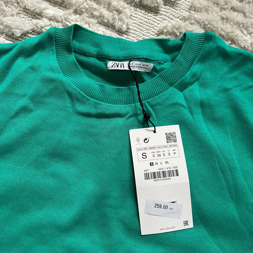 Oanvänd tröja från Zara med prislapp kvar. Nypris 259, mitt pris 69kr.😊. T-shirts.