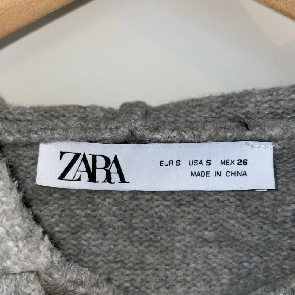Ny och oanvänd Stickad Hoodie från Zara, som inte säljs längre. Köptes för ca 2 månader sen. Säljer eftersom den tyvärr inte kommer till användning. Nypriset gick för 499kr. Vid fler frågor eller detaljer är du välkommen att höra av dig!. Tröjor & Koftor.