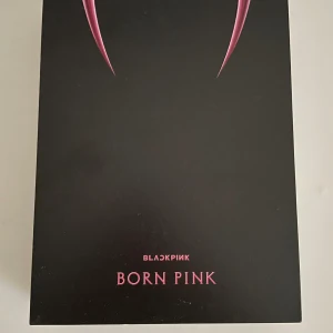 Born pink album - Säljer dessa 3 born pink album, alla är i bra skick och ni kan skriva till mig privat ifall ni vill se vilka photocards som ingår och hur insidan ser ut !Rosa är såld!