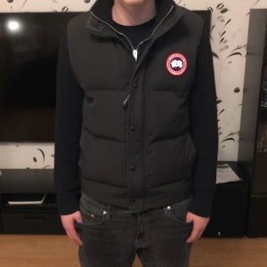 Canada Goose väst - Riktigt bra skick, har inte använt den så mycket, rensar min garderob   Skick är 9,5/10