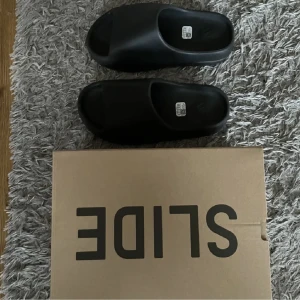 Yeezy slide  - Helt nya passar som en 42a. Kvitto finns 