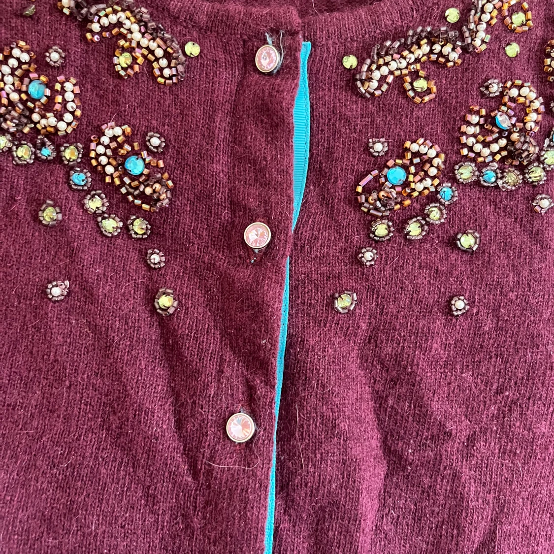 Fin vinröd/plommonröd kofta med pärlor - 90