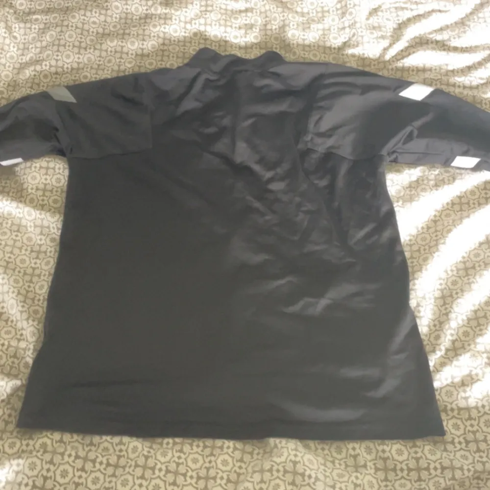 Säljer den här svarta långärmade Liverpool tröja som jag knappt har använt😃. Hoodies.