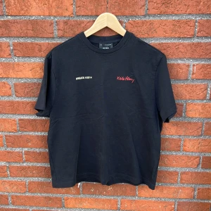 Axel Arigato t-shirt - Skitsnygg designer t-shirt av Keith Haring & Axel Arigato, perfekt inför sommaren! Sparsamt använd o i bästa skick. Nypris ca. 900kr !(Kan kombineras i ”paket” med samma modell i vitt)!