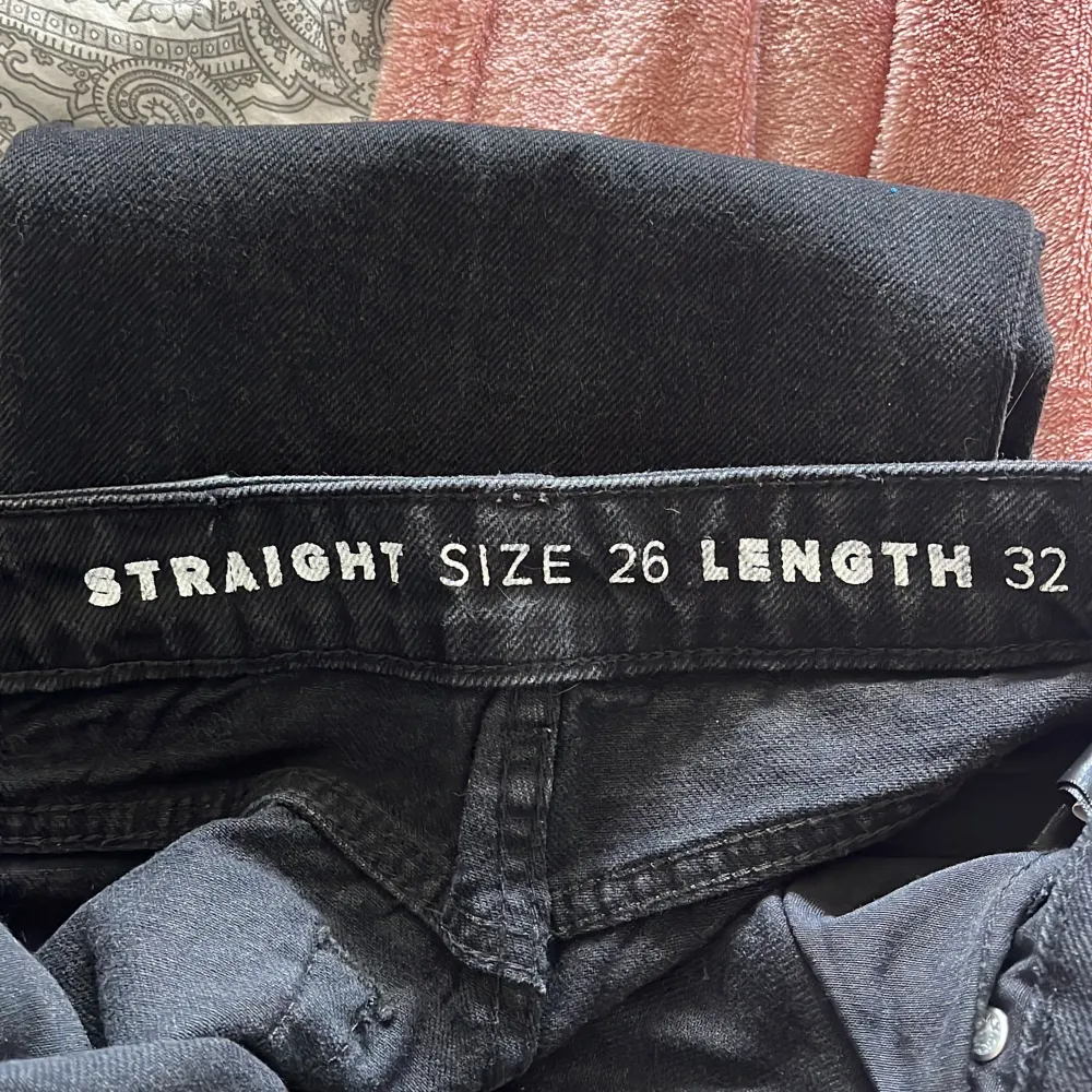 Svarta demin jeans men passformen straight. Inte använda endast provade. Har slits vid benets slut! . Jeans & Byxor.