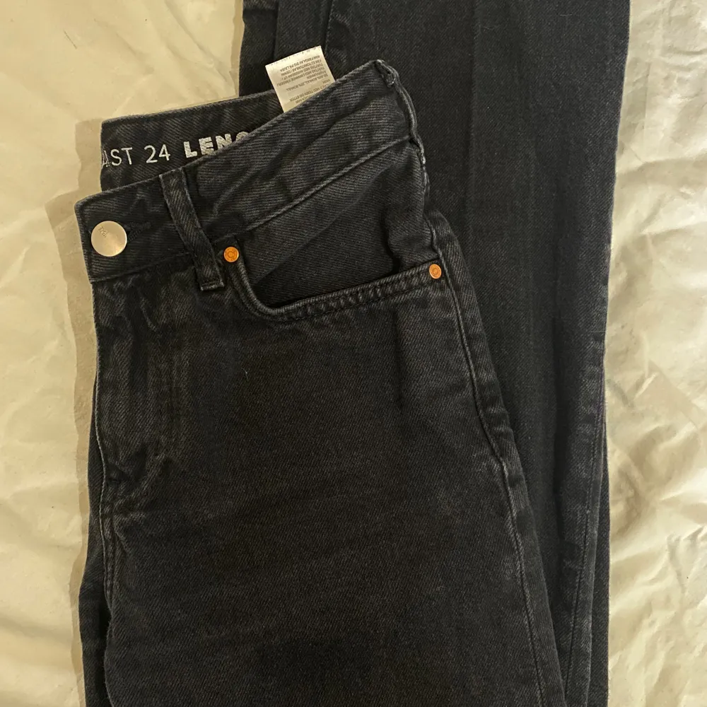 Superfina Low Waist Jeans från Carlings, använda några gånger men i fint skick utan defekter Storlek 24 i midja och 32 i längd Säljer för 150 kr eller bud Skriv för fler frågor eller bilder💗  . Jeans & Byxor.