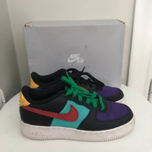 Air force 1 lv8 EMB (GS)  - Bra skick! Knappt använda   Använda ett par gånger men inte många gånger alls. NBA edition 
