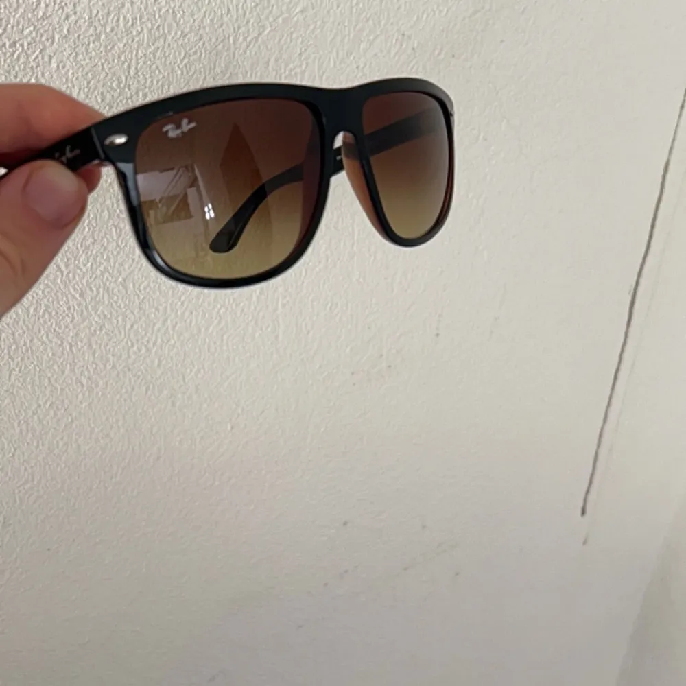 Säljer nu dessa överfeta Ray Ban boyfriend solbrillorna som är perfekta till sommaren. De är i minst sagt nyskick. Fick de för en månad sen och ändast änvända en gång. Köpta för 1500kr. Allt på bilderna får man med Priset är ej hugget i sten. Övrigt.
