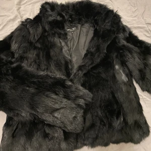 Pälsjacka Hollies - Hej vill sälja min hollies jacka då den bara ligger och skräpar . Köpt för 4500 om jag minns rätt för nått år sen använd Max 2-3 gånger ! Äkta päls  Jätte fin jacka verkligen men lite stor på mig.