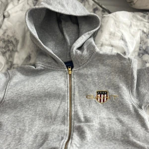 Gant kofta - En gant kofta i färgen grå. Storlek S/M (15 years).