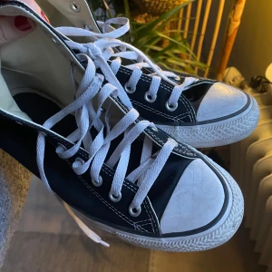 Svarta höga converse  - Snygga, lite använda men i absolut okej skick! 