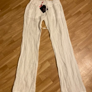 Linnebyxor  - Helt nya linnebyxor från CHELSEA med prislapp kvar. De är små i storleken så skulle säga att passar som S. Köpta för 499 kr. 