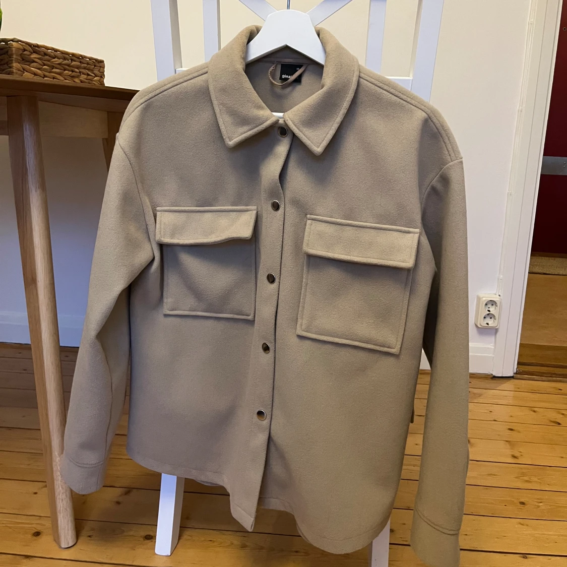 2 olika beigea kavajer/jackor