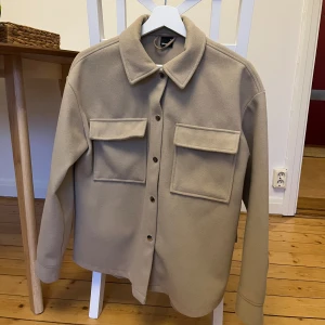 2 olika beigea kavajer/jackor - 2 olika beigea kavajer/jackor i fint skick. Bild två i teddymaterial. 300kr styck. 