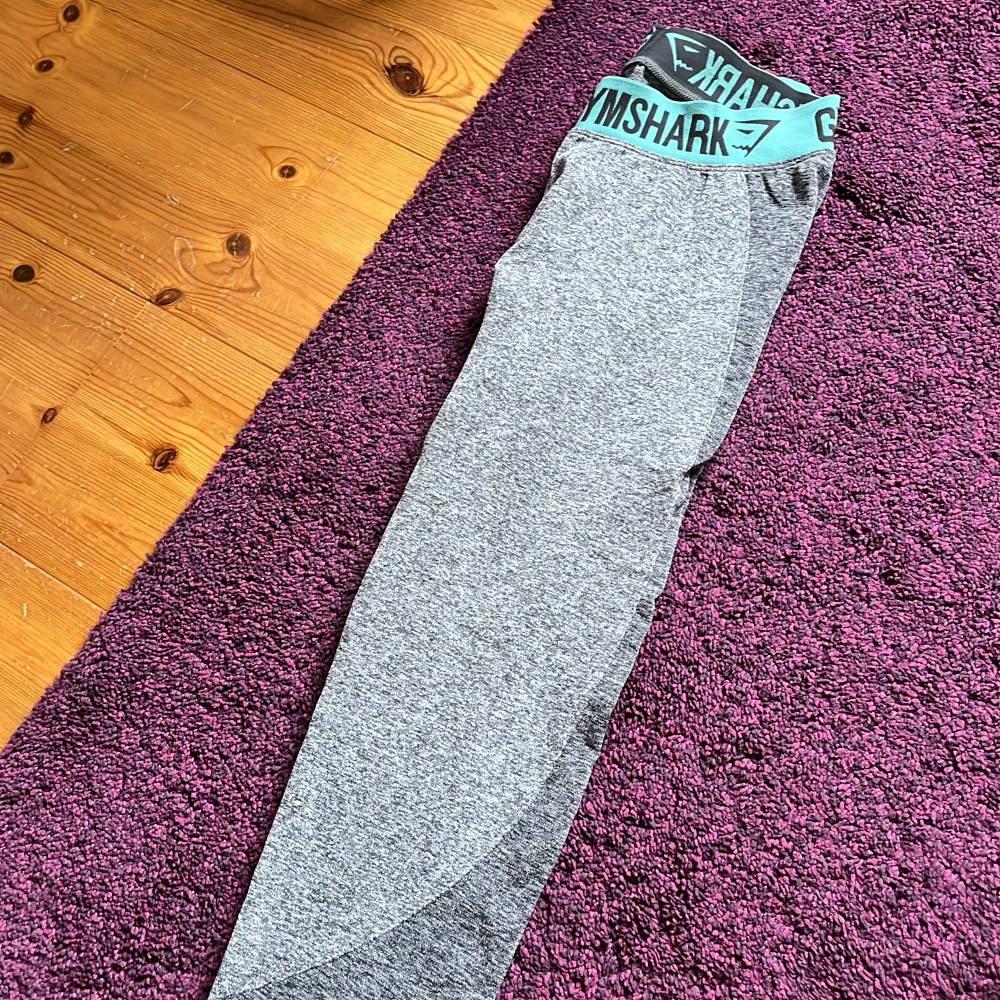 Gråa fina träningstights från Gymshark. HELT oanvända. Superfint skick. Pris diskuterbart 💕. Jeans & Byxor.