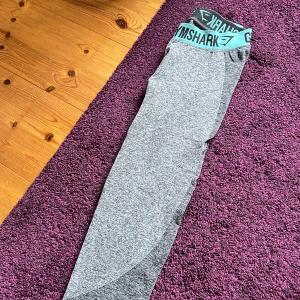 Gråa träningstights  - Gråa fina träningstights från Gymshark. HELT oanvända. Superfint skick. Pris diskuterbart 💕