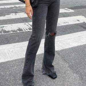 Utsålda mörkgråa midwaist bootcut jeans från Gina Tricot ” Full Lenght Flare Jeans”. Väldigt fint skick. Nypris 499kr. Storlek 36 men motsvarar 34 då de är små i storleken. Långa på mig som är 168cm. Tryck gärna på köp nu.