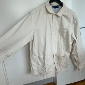 Väldigt fin Tommy Hilfiger overshirt skjorta säljes då den bara hänger i garderoben, passar perfekt att ha ute Inga synliga skavanker eller märken
