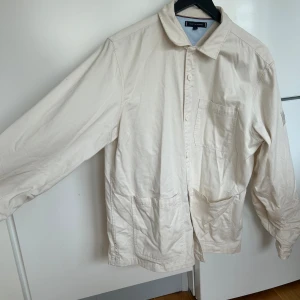 Tommy Hilfiger overshirt - Väldigt fin Tommy Hilfiger overshirt skjorta säljes då den bara hänger i garderoben, passar perfekt att ha ute Inga synliga skavanker eller märken