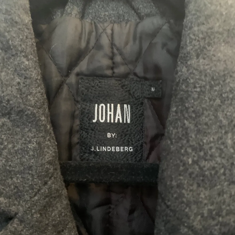 Sjukt stilig overshirt som är i lite varmare material nu inför våren!♾️ny pris ca 3000kr mitt pris 499😁hör av er vid frågors . Jackor.