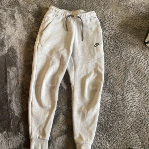 nike tech fleece mjukisbyxor, aldrig använda av mig. riktigt bra skick👌👌 - storlek s. inga fel, hål eller missfärgningar.