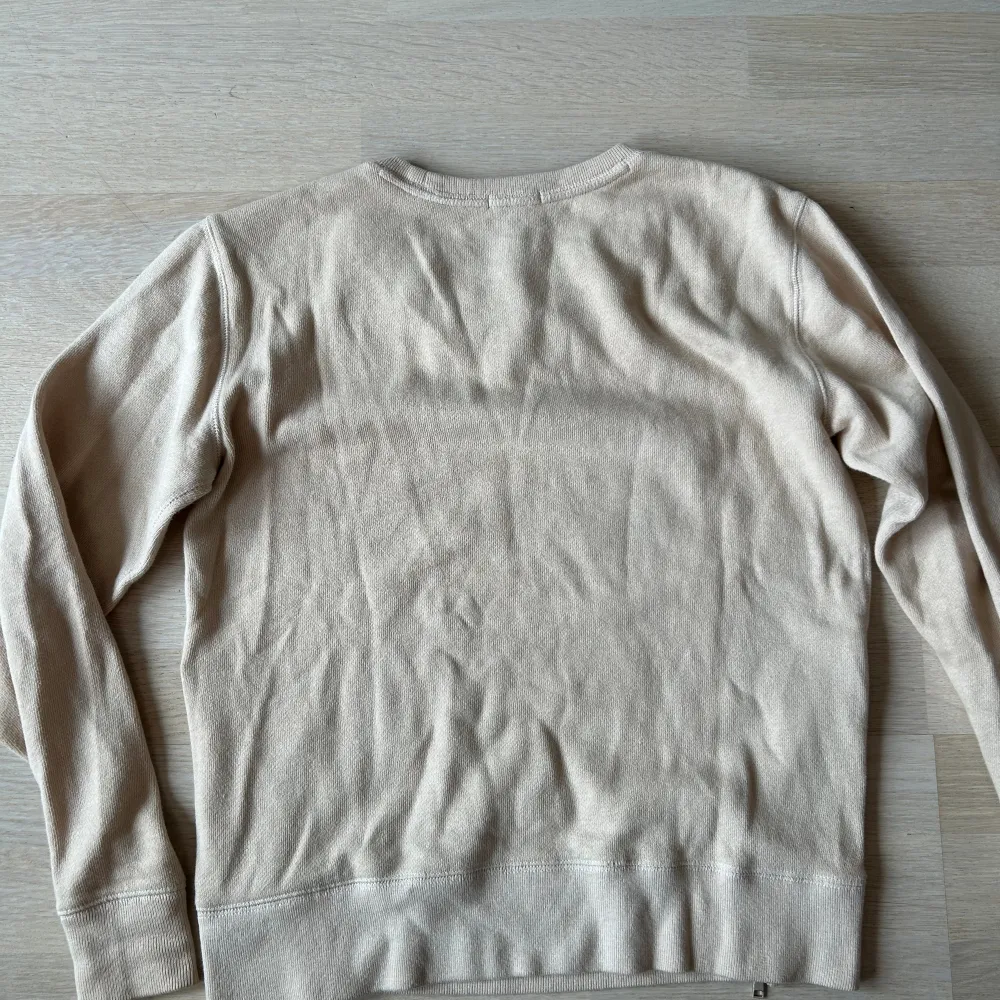 Sweatshirt med stenar/diamnter  Fint skick, lite ytludd.  . Tröjor & Koftor.