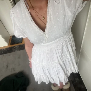 Student klänning - Säljer denna super fina klänning ifrån zara, gammal modell. Super fin till studenten sitter åt under bysten så att den får en finare pass form. Fina broderier, toppen skick knappt använd 