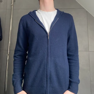 Kashmir Zip - Säljer nu en riktigt stilren 100% Kashmir zip. Storlek S men skulle även passa en Xs. Nypris 1499kr, vårt pris endast 899. Skriv vid minsta fundering.  