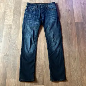 Säljer ett par J&J jeans nu som är helt oanvända. Storlek 28/30 passform Slim/Straight. Skriv vid frågor elr prisförslag.