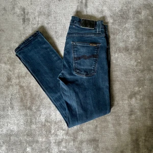 Nudie jeans Grim tim  - Nudie jeans Grim tim | Stl W32 L32 | Färg: grå/blå | Skick 8/10 | Nypris 1299kr - Mitt pris 399kr | Hör av dig om det är någonting du undrar!